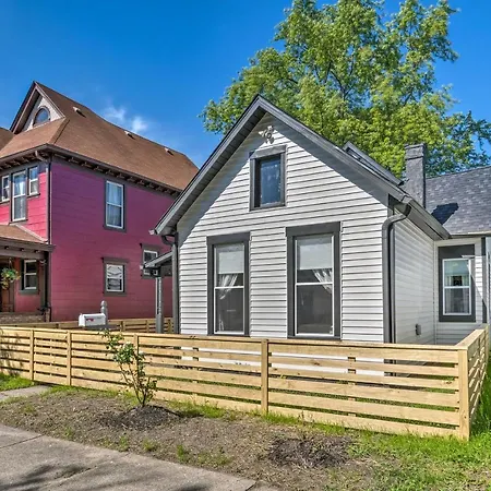Quaint And Cozy Indianapolis Getaway With Yard! Villa